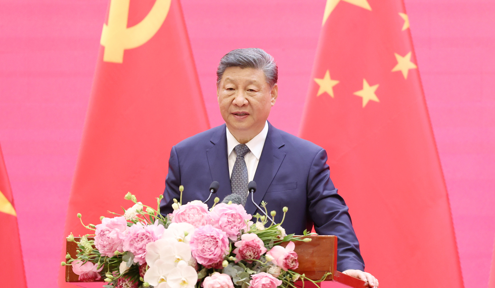習近平同越共中央總書記蘇林、越南國家主席梁強共同會見中越人民大聯歡活動代表
